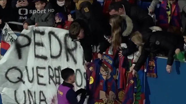 Barcelona měla po Vánocích otevřený trénink, dorazily davy fanoušků