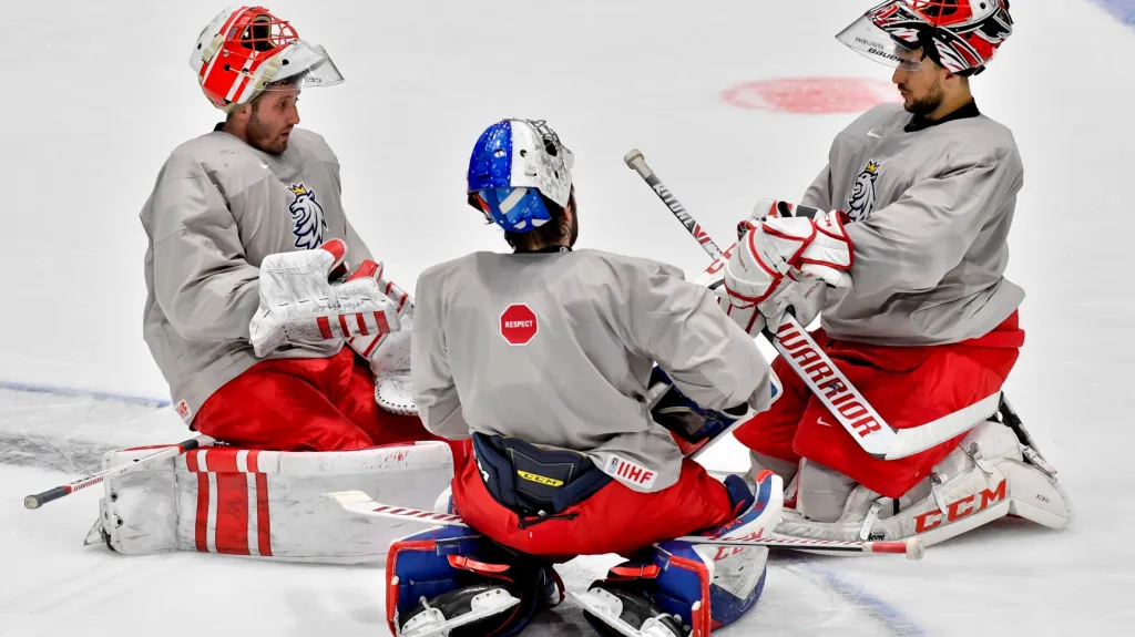 Zleva Šimon Hrubec, Patrik Bartošák a Jakub Kovář během tréninku reprezentace