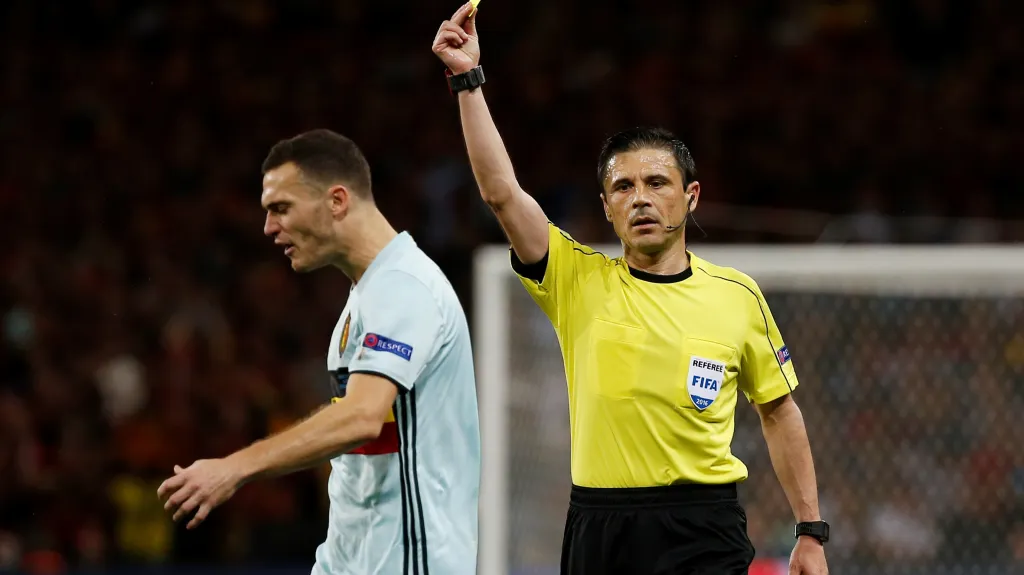 Rozhodčí ukazuje žlutou kartu Vermaelenovi