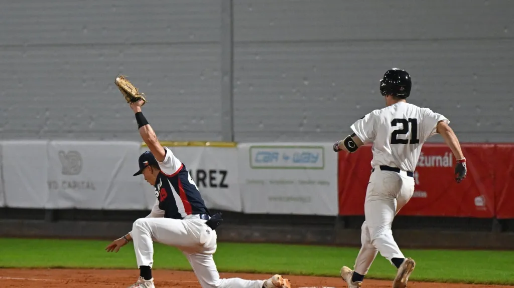 Martin Mužík v akci v utkání proti Velké Británii