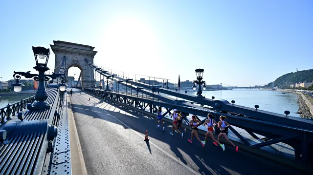 Klíčové momenty maratonu žen s ohlasem Moiry Stewartové