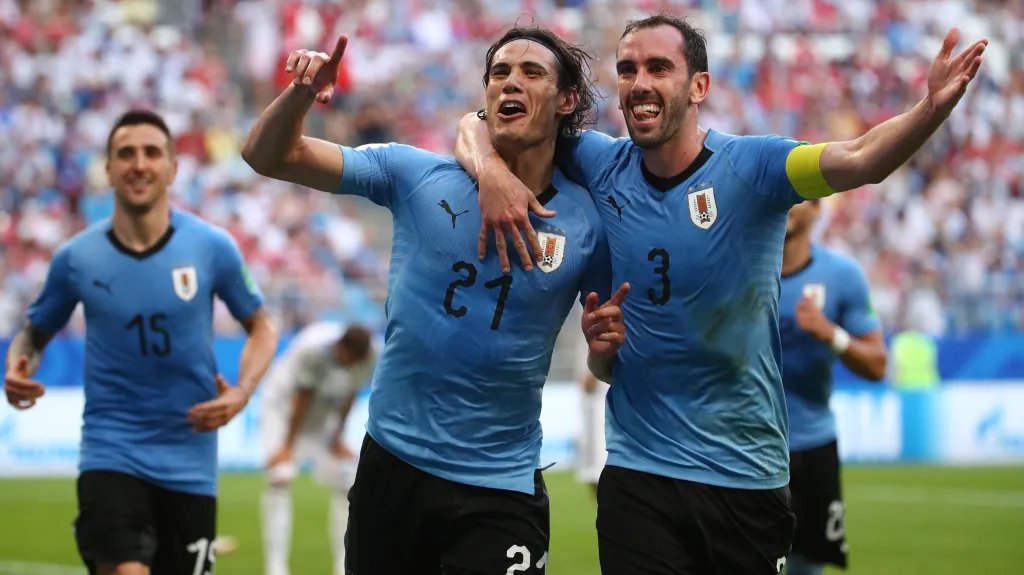 Edinson Cavani (uprostřed) slaví gól se spoluhráčem z Uruguaye Diegem Godínem