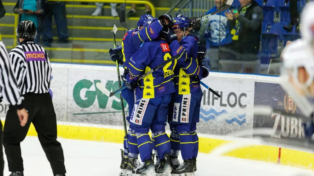Hokejisté Přerova oslavují gól