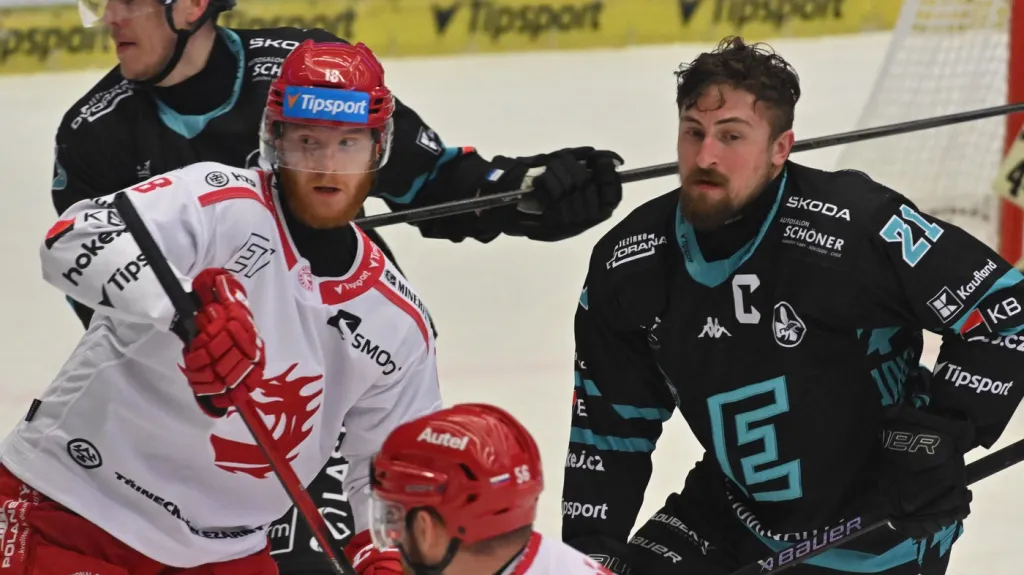 Jiří Černoch z Karlových Varů (bez helmy) v utkání proti Třinci