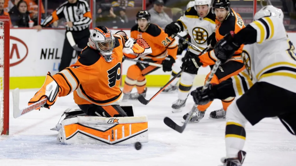 David Pastrňák střílí druhý gól do sítě Philadelphie