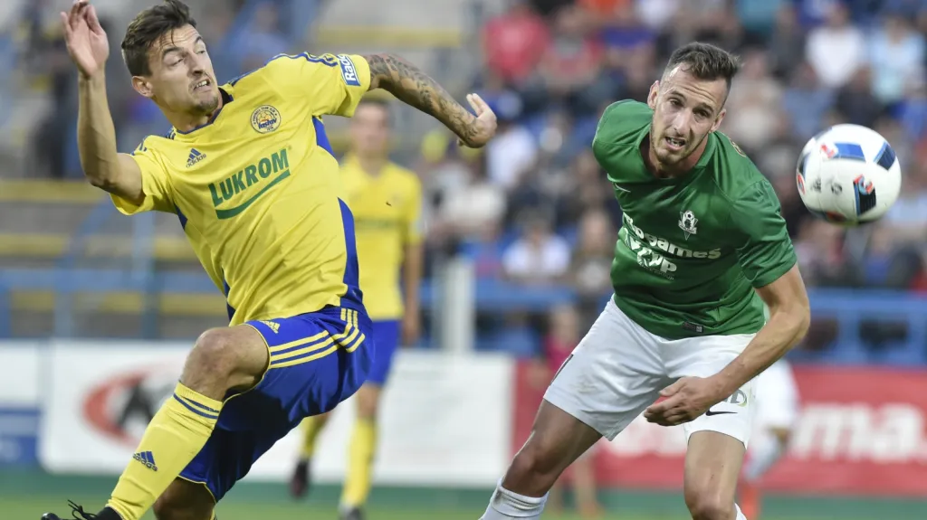 Zlínský Vukadin Vukadinovič v souboji s jabloneckým Matějem Hybšem