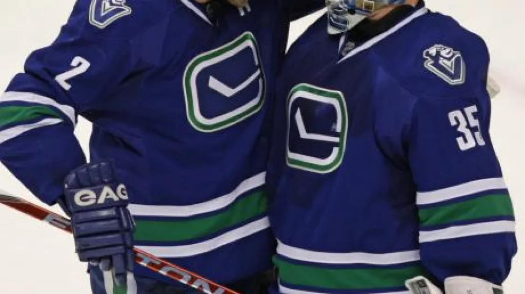 Hokejisté Vancouveru se radují z vítězství