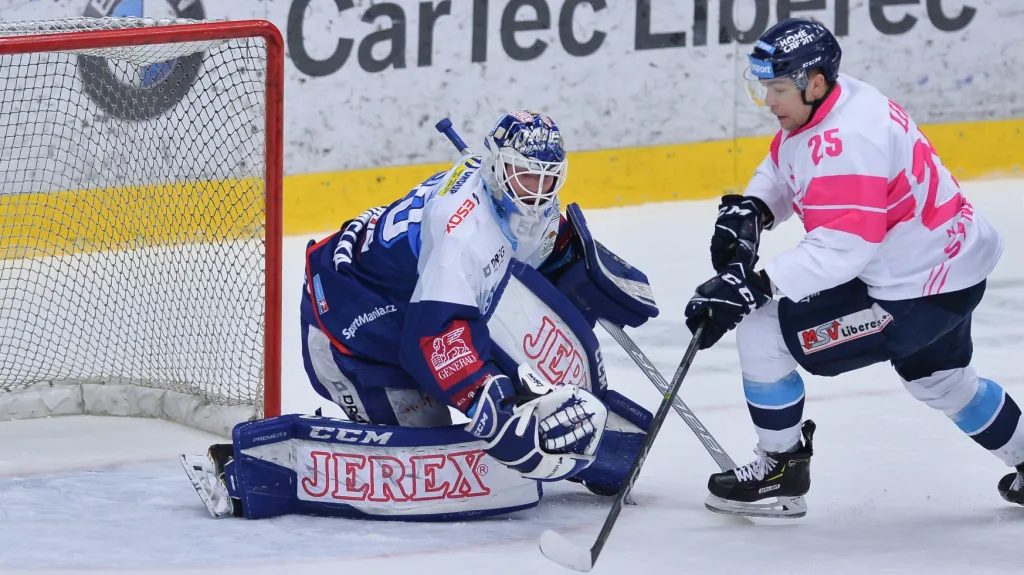 Brankář Komety Vejmelka proti Lencovi z Liberce, který hrál ve speciálních dresech
