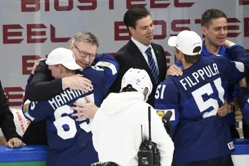 Jukka Jalonen se objímá se střelcem zlatého gólu Sakari Manninenem