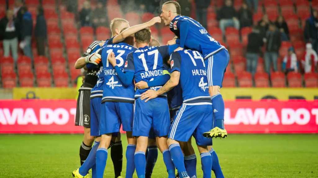 Hráči Olomouce slaví plný bodový zisk na hřišti Slavie
