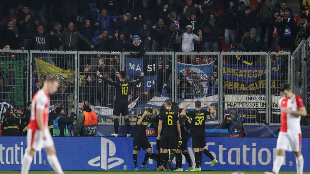 Fotbalisté Interu Milán oslavují gól v utkání LM v Edenu