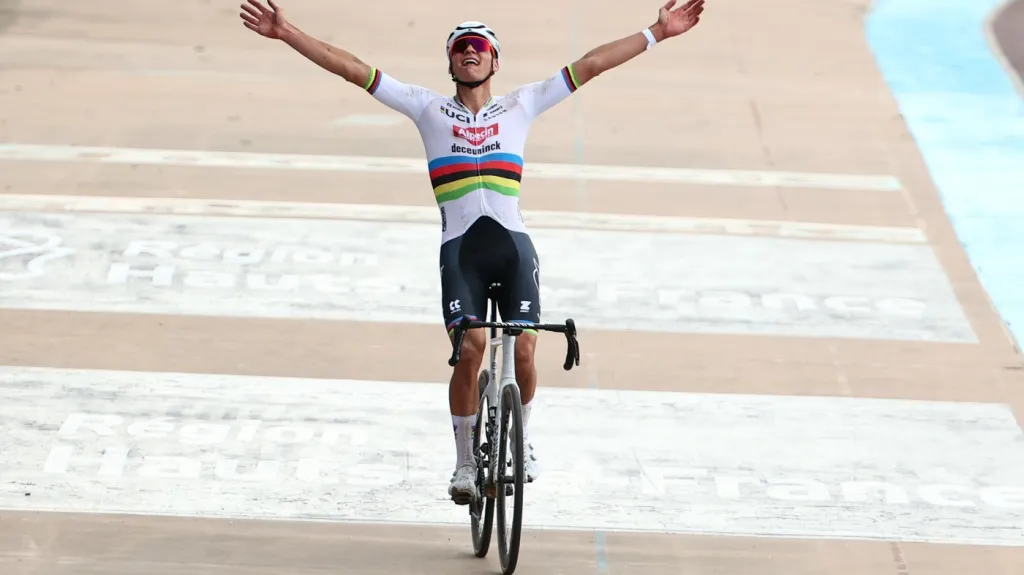 Mathieu van der Poel v cíli závodu Paříž-Roubaix