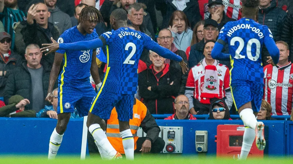 Fotbalisté Chelsea oslavují gól v Premier League