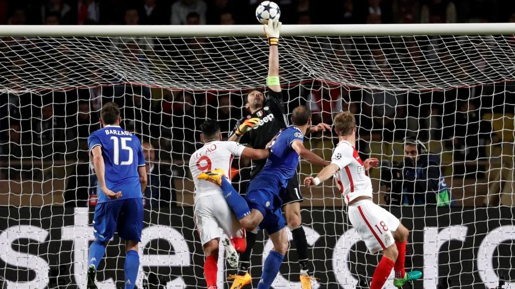 Gianluigi Buffon vyráží nad břevno hlavičku monackého Germaina
