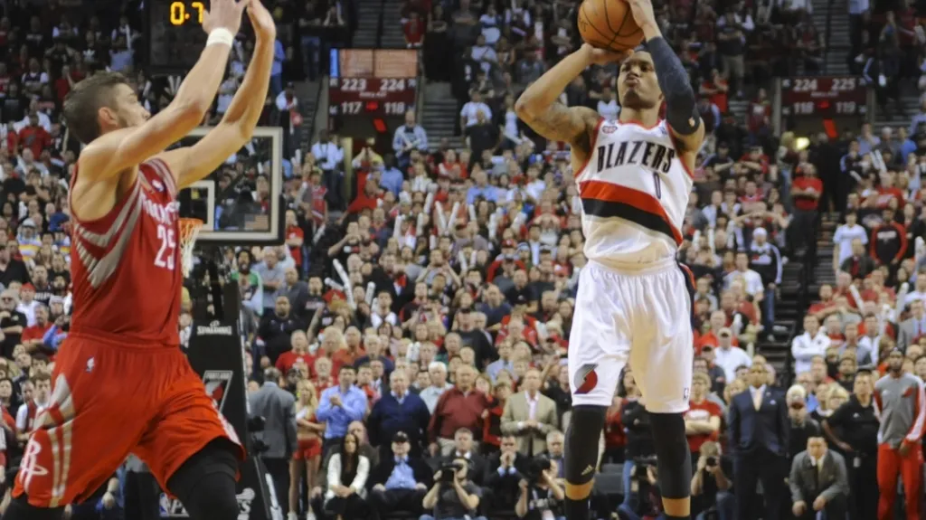 Damian Lillard z Portlandu střílí s klaksonem vítěznou trojku