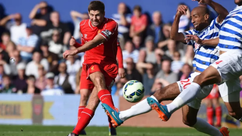 Steven Gerrard v utkání proti QPR