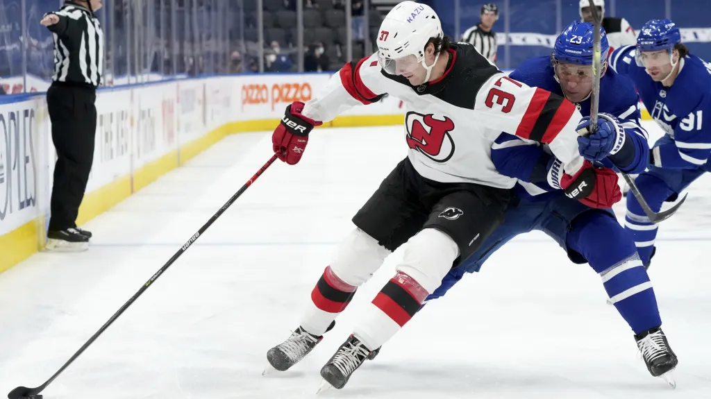 Pavel Zacha v souboji s Travisem Dermottem