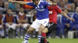 Raúl Gonzáles v utkání s Manchesterem