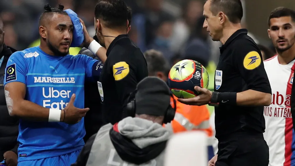 Dmitri Payet po zásahu lahví 