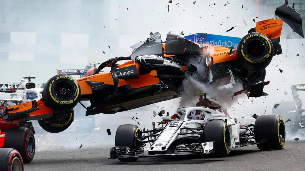 Hrozivá kolize po startu ve Spa, stroj Alonsa letěl vzduchem 