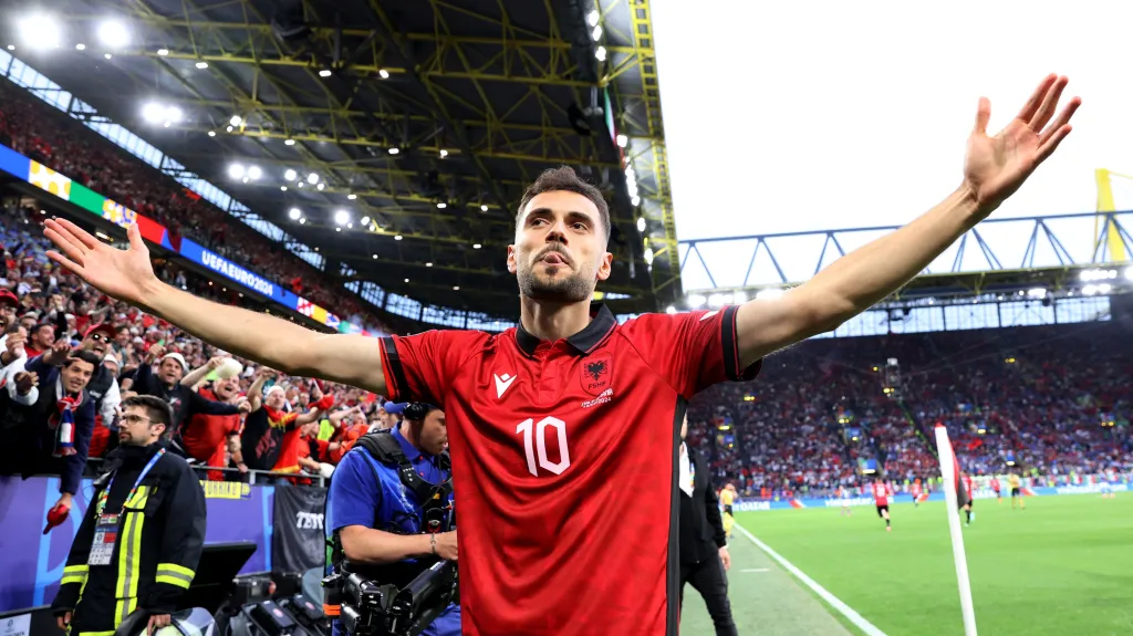 Nedim Bajrami z Albánie slaví gól