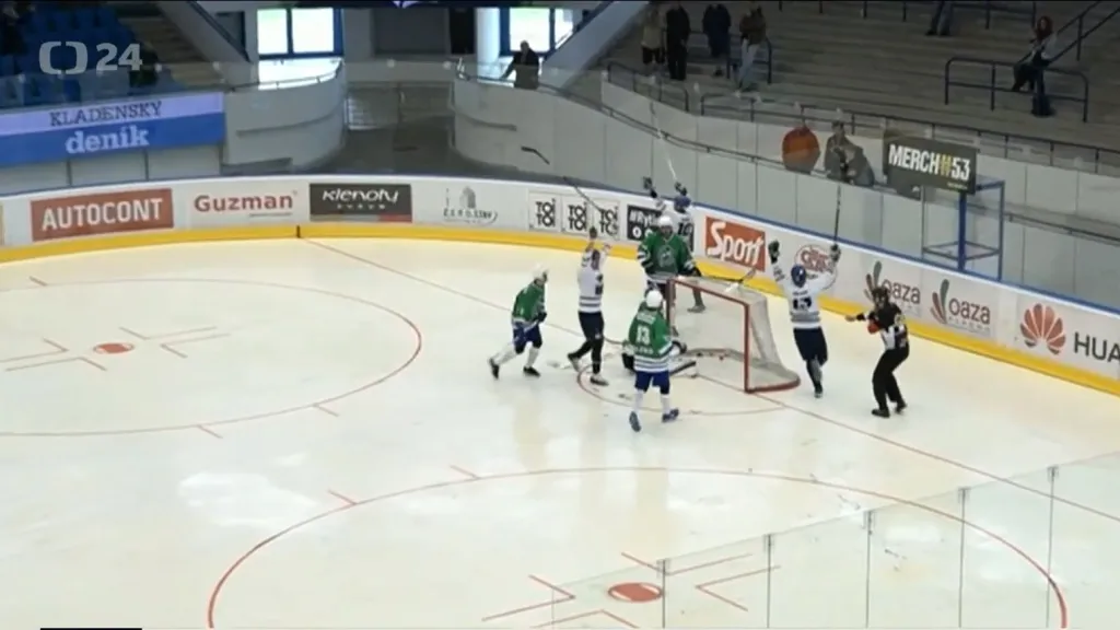 Kladenští hokejbalisté otevřeli semifinále s Plzní výhrou