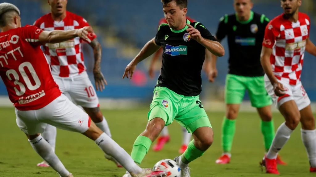 Plzeňský Pavel Bucha v utkání s Beer Ševou