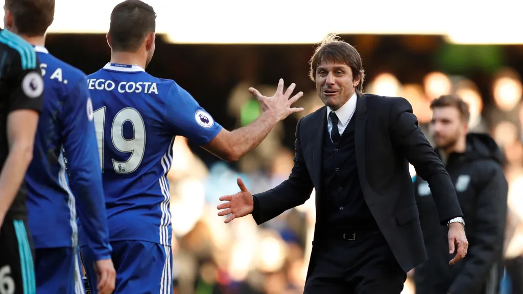 Diego Costa slaví s Antoniem Contem