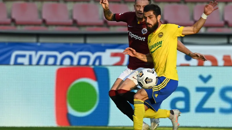 Sparťan Ladislav Krejčí v souboji s Vachtangem Čanturišvilim ze Zlína