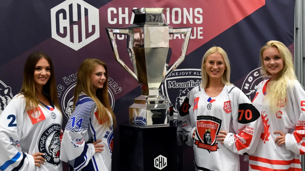 Trofej pro vítěze hokejové Ligy mistrů s hosteskami