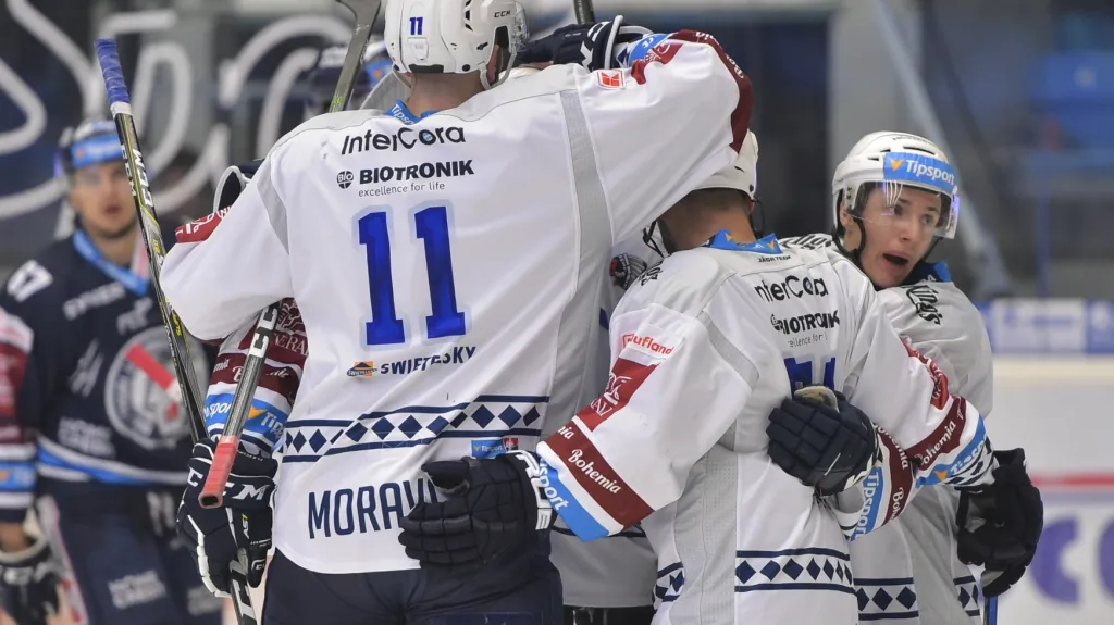 Slavící hokejisté Plzně po brance v síti Liberce