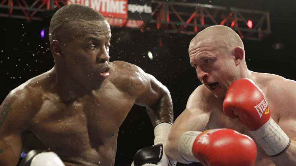 Lukáš Konečný zkouší útočit v posledním utkání kariéry proti Peterovi Quillinovi