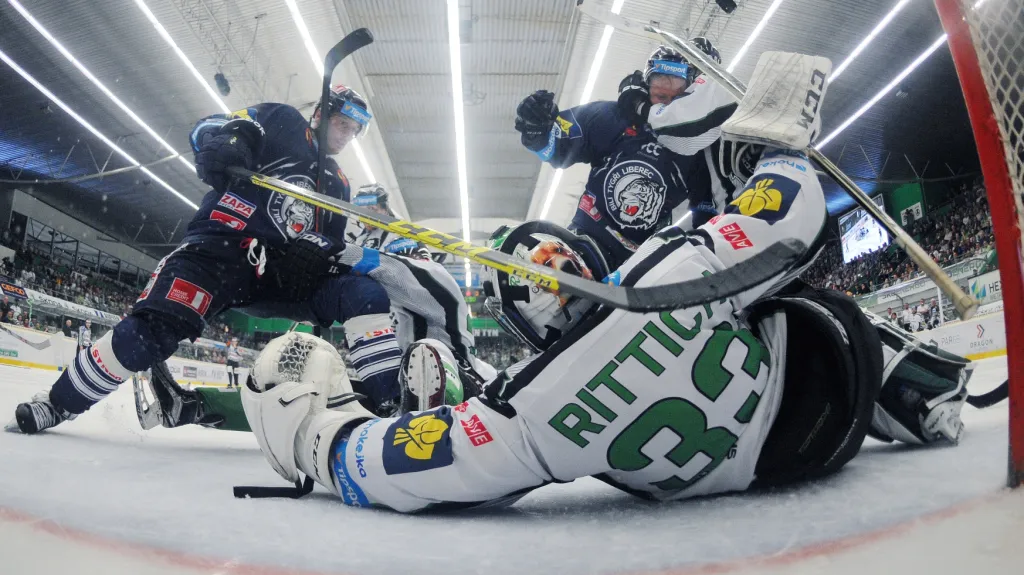 Mladoboleslavský David Rittich se snaží chytit šanci Liberce