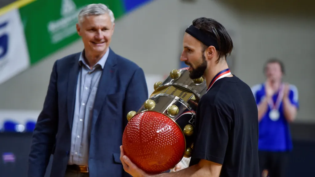 Vojtěch Hruban přebírá pohár pro mistra NBL