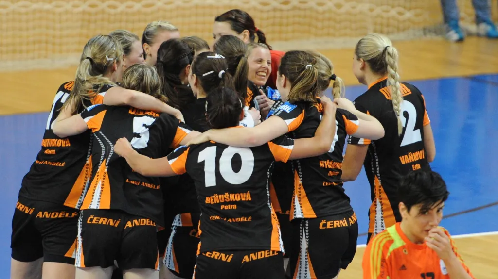 Slavící hráčky Mostu