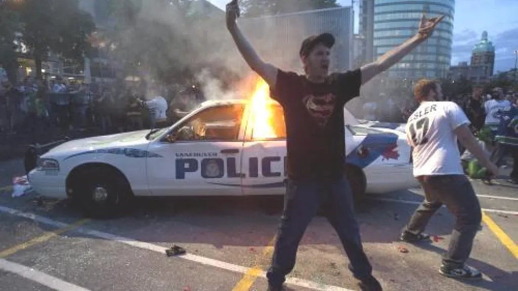 Fanoušci rozpoutali ve Vancouveru nepokoje