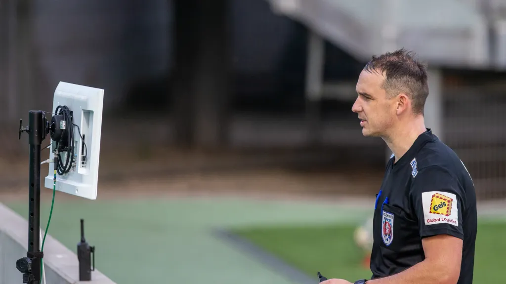 Rozhodčí Pavel Julínek sleduje video