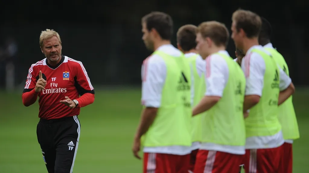 Fotbalisté Hamburku naslouchají trenéru Finkovi