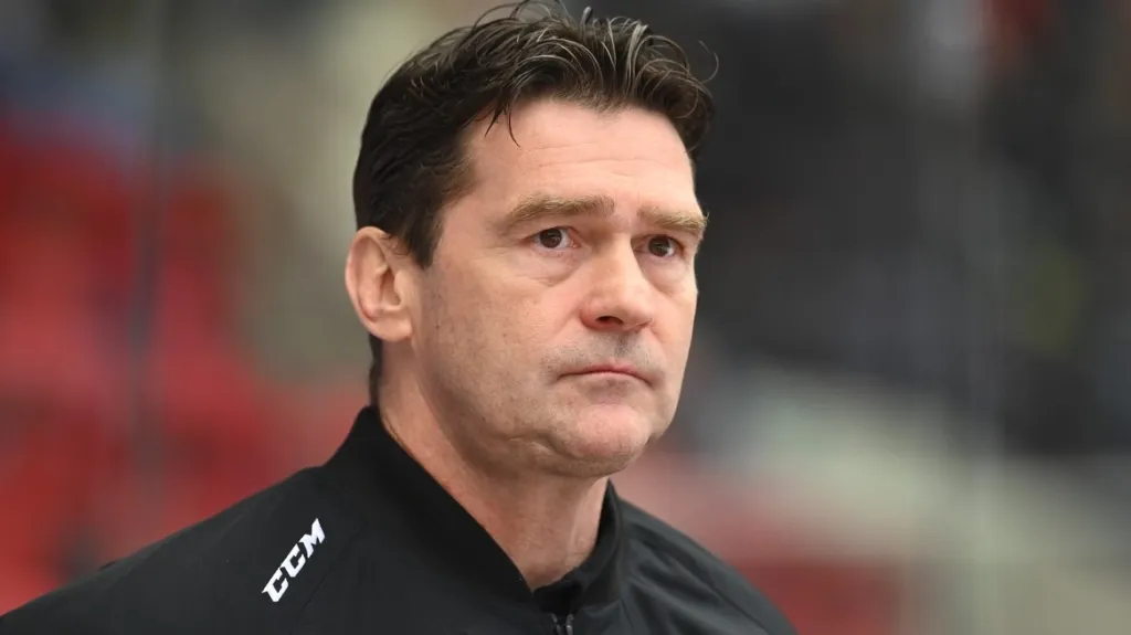 Trenér Marek Zadina na střídačce Pardubic