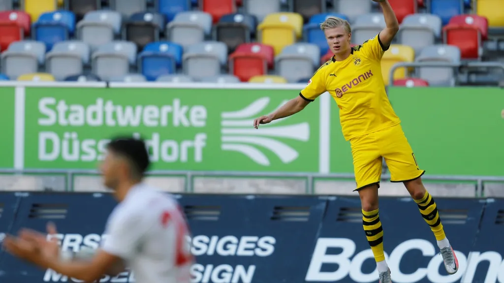 Erling Haaland z Dortmundu se raduje z branky
