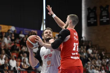 Jaromíra Bohačíka z Nymburka brání Luboš Kovář z Pardubic