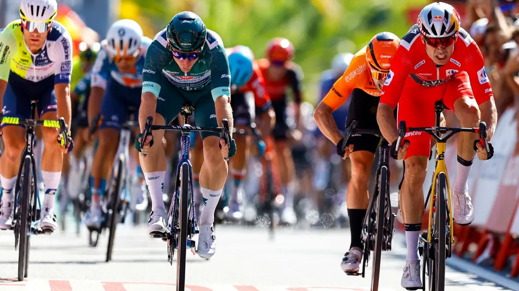 Závěrečný spurt ve 3. etapě na Vueltě