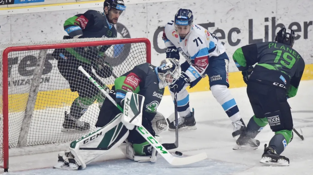 Liberecký Jakub Valský dotírá na brankáře Mladé Boleslavi Jana Růžičku