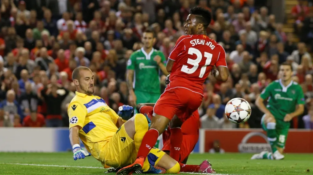 Brankář Razgradu Milan Borjan v utkání s Liverpoolem