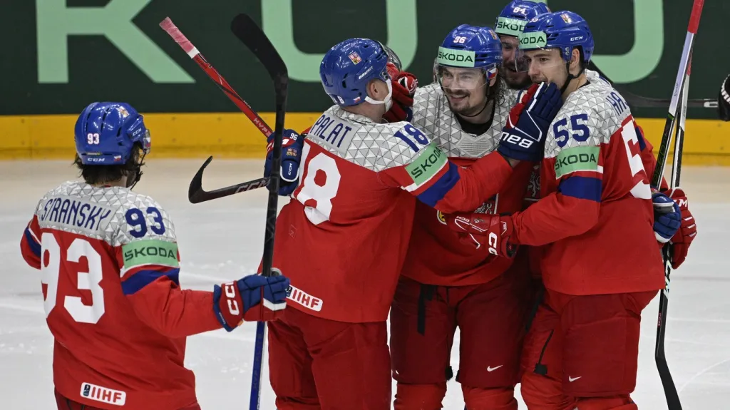 Čeští hokejisté slaví gól Davida Tomáška