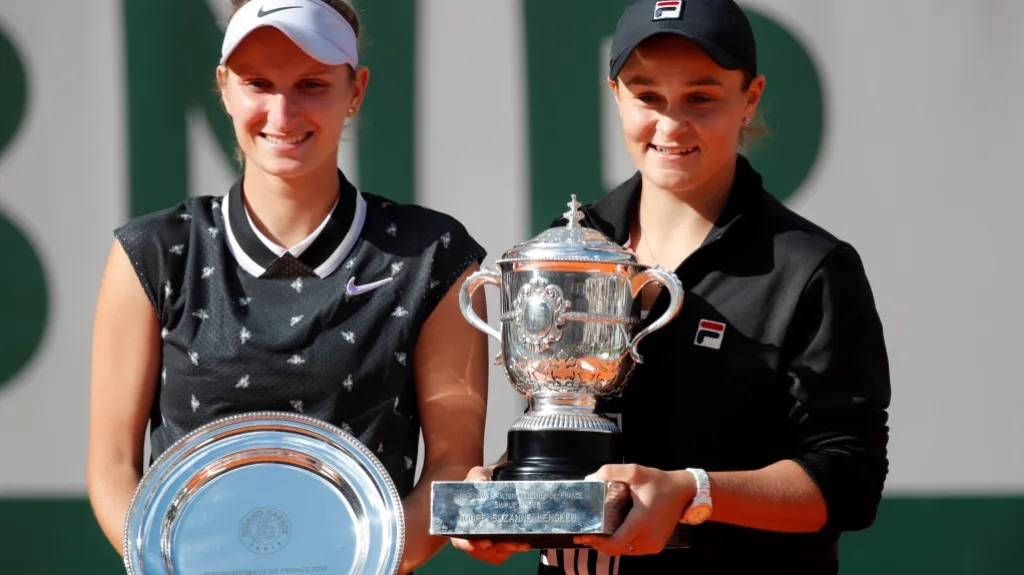Markéta Vondroušová a vítězka Roland Garros Ashleigh Bartyová