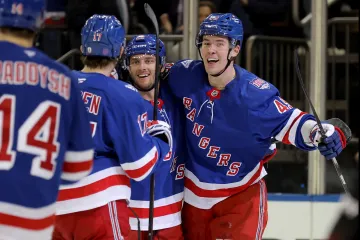 Jaroslav Chmelař oslavuje se svými spoluhráči