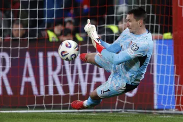 Matěj Kovář likviduje penaltu Finna Azaze z Irska