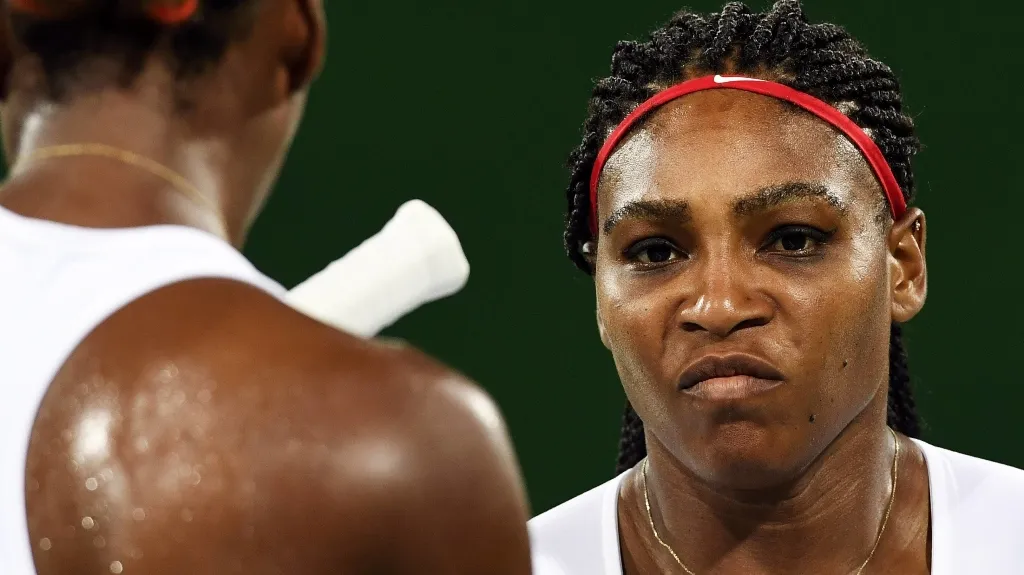 Serena Williamsová při zápase čtyřhry, ve kterém se sestrou Venus bojovaly proti českému páru Šafářová, Strýcová