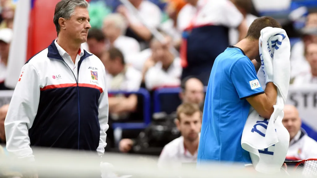 Kapitán českého daviscupového týmu Jaroslav Navrátil (vlevo) a Lukáš Rosol